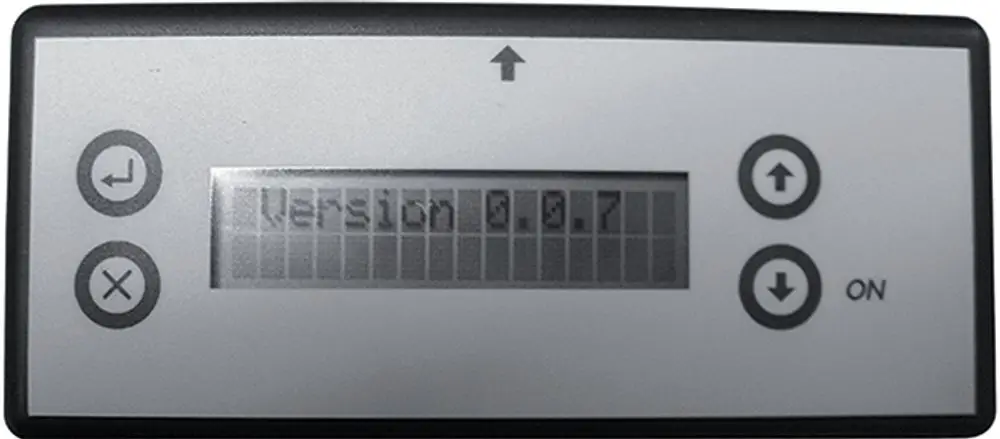 Fernbedienung von Ideal Standard mit einem Display, das die Versionsnummer 0.0.7 anzeigt. Bedienelemente sind oben und unten angeordnet.